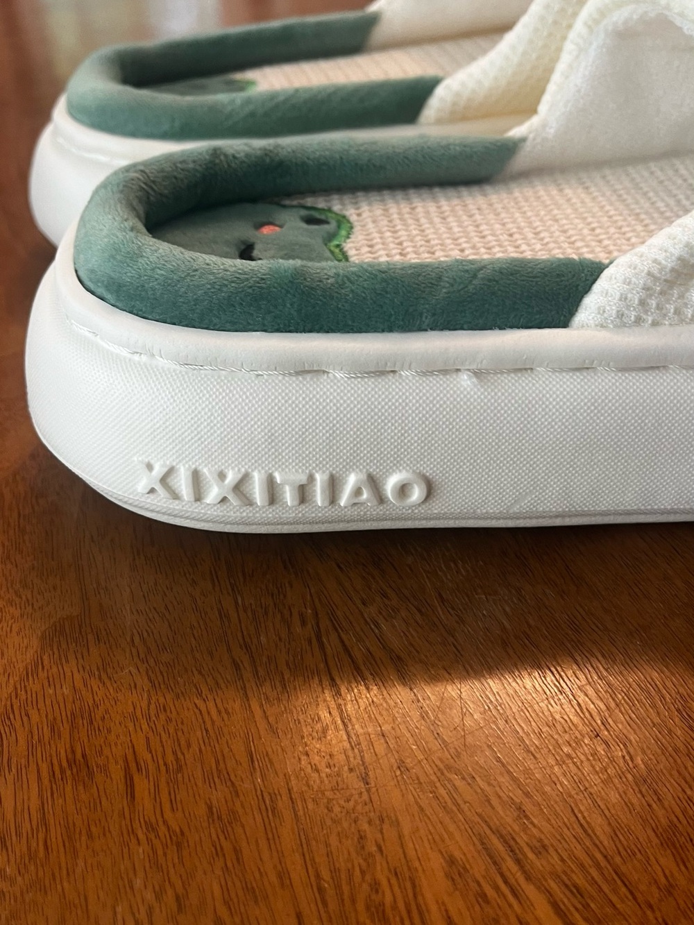 Cream and Green Frog Slide Slippers size 8.5 - Picture 4 of 6